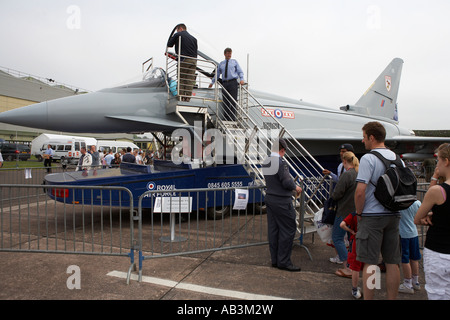 La gente in coda per sedersi in un tifone t1 aeromobili a cosford airshow di raf cosford shifnal shropshire England Regno Unito Foto Stock