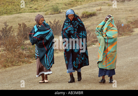 Basotho donne contemplate nei tradizionali coperte per mantenere caldo durante il periodo invernale in Lesotho Foto Stock