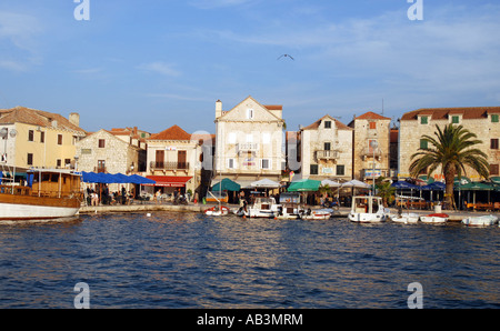 La città portuale di Supetar sull'isola di Brac off Split, Croazia Foto Stock