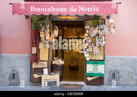 Cibi continentali; specialità italiane e cibi gourmet - negozio di macelleria di prosciutto e salumi italiani, Brancaleone da Norcia, Umbria Italia, Europa, UE Foto Stock