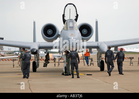 Un A-10 Thunderbolt è preparato per il volo. Foto Stock