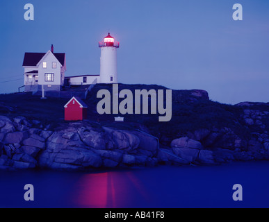 Cape Neddick Nubble faro alla lunga spiaggia di sabbia vicino a York Maine visto al tramonto con la luce Foto Stock