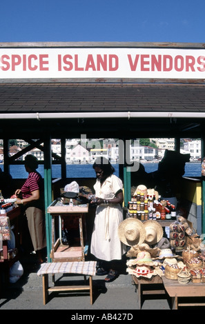 St Georges porto nel lato sud-est del Mar dei Caraibi Spice Island stallo Fornitori di vendita di prodotti locali Foto Stock