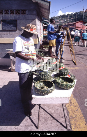 St Georges porto nel lato sud-est del Mar dei Caraibi Spice Island stallo Fornitori di fatto a mano cappelli e ciotole per la vendita ai turisti Foto Stock