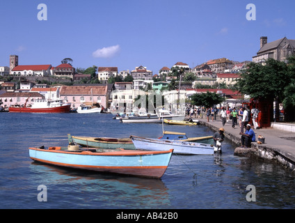 Il porto di St Georges si trova nella parte sud-orientale del Mar dei Caraibi, con vista sul mare di edifici, piccole barche e persone che passeggiano lungo il lungomare soleggiato Foto Stock