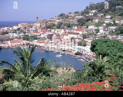 Tropical St Georges Grenada Island Harbour nel sud-est dei Caraibi vista aerea del mare che guarda in basso su parte della passeggiata e le case in collina Foto Stock