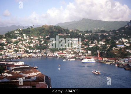 St Georges Grenada porto nel lato sud-est del Mar dei Caraibi semi veduta aerea del porto e gli edifici di collina Foto Stock