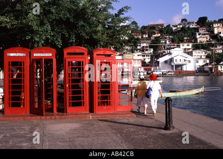 St Georges Grenada porto nel lato sud-est del Mar dei Caraibi tradizionale rosso stile britannico cabine telefoniche Foto Stock