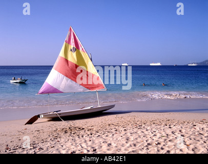 Grand Anse Bay vicino a St Georges Grenada nave da crociera turisti traghettato dal porto alla spiaggia navi da crociera ormeggiate distante Foto Stock