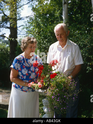 Coppia senior al di fuori di giardinaggio Foto Stock