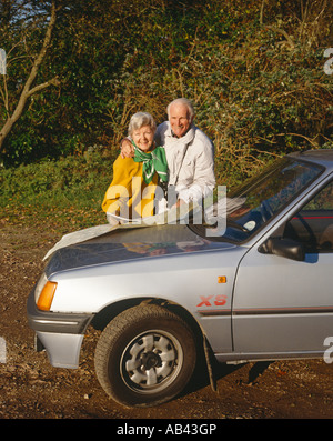 Coppia senior su strada Foto Stock