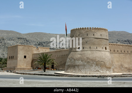OMN Sultanat di Oman enclave di Musandam nel nord presso lo Stretto di Hormuz capitale provinciale Khasab Khasab Fort presso il porto Foto Stock