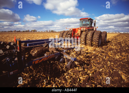 Agricoltura - trattore 4WD scalpello arando un campo di stoppie di mais in autunno in preparazione per l'inverno periodo dormienti / Wiscon Foto Stock