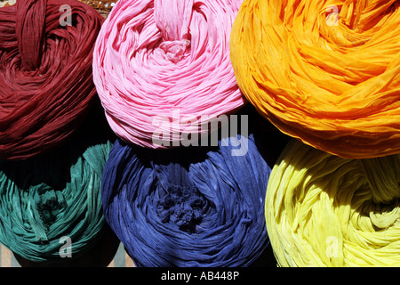 Turbanti in vendita in variopinti colori, Rajasthan, India Foto Stock
