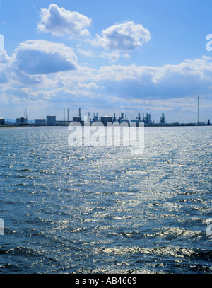 Raffineria petrolchimica sulla guarnizione Sands, visto oltre il Tees estuario, Teesside, Inghilterra, Regno Unito. Foto Stock