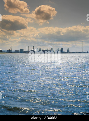 Raffineria petrolchimica sulla guarnizione Sands, visto oltre il Tees estuario, Teesside, Inghilterra, Regno Unito. Foto Stock