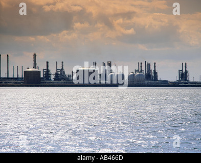 Raffineria petrolchimica sulla guarnizione Sands, visto oltre il Tees estuario, Teesside, Inghilterra, Regno Unito. Foto Stock