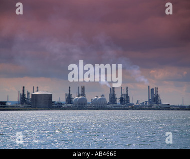 Raffineria petrolchimica sulla guarnizione sands, visto oltre il tees estuario, teesside, Inghilterra, Regno Unito. Foto Stock