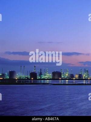 Raffineria petrolchimica sulla guarnizione Sands, visto oltre il Tees estuario di notte, Teesside, Inghilterra, Regno Unito. Foto Stock