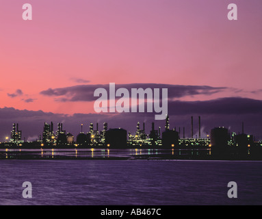 Raffineria petrolchimica sulla guarnizione Sands, visto oltre il Tees estuario di notte, Teesside, Inghilterra, Regno Unito. Foto Stock