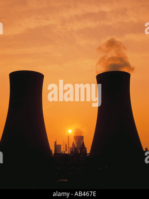 Tramonto visto tra le torri di raffreddamento, Billingham, Teesside, Cleveland, Inghilterra, Regno Unito. Foto Stock