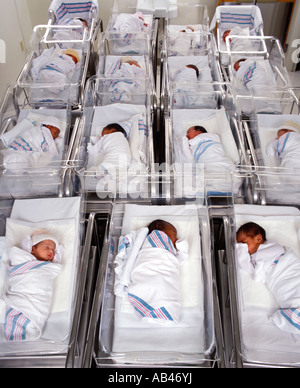 Molti bambini nel reparto di maternità in ospedale Foto Stock