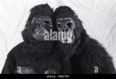 Due persone vestite di gorilla costume ape Foto Stock