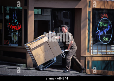 United Parcel Service Delivery uomo con scatola grande sul lato carrello nel distretto di Fremont Seattle Washington Foto Stock