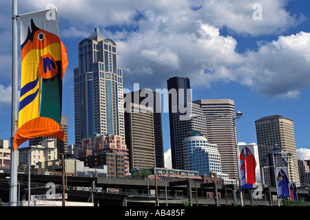 Seattle Washington banner colorati pendono dai pali della luce lungo la lunghezza del fronte mare di Seattle Downtown Core Business Foto Stock