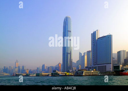 Una vista dei grattacieli sull isola di Hong Kong su Victoria Harbour con la IFC (edificio più alto di Hong Kong) prominente. Foto Stock