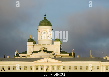 Le cupole della cattedrale di Helsinki dietro la residenza Sederholm sul bordo settentrionale della Piazza del Senato (Senaatintori). Foto Stock