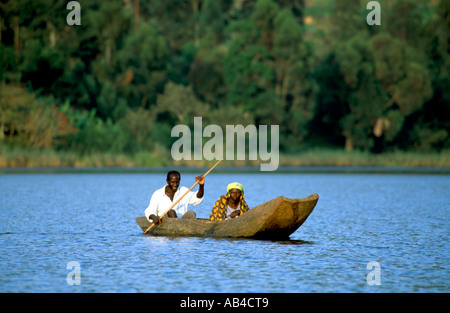 Locale giovane in una barca sul Lago Bunyonyi e. Foto Stock