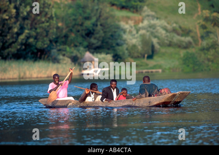 Famiglia locale in una barca sul Lago Bunyoni. Foto Stock