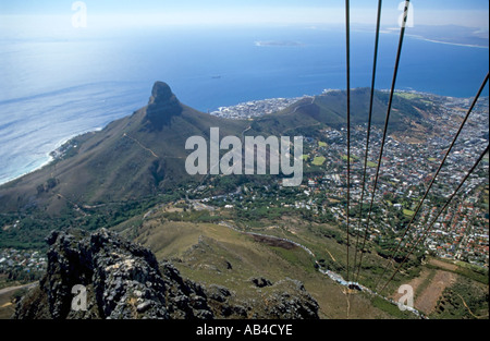 Una vista di Cape Town e la collina di segnale dal cavo rotair auto come esso asends alla cima della montagna della tavola. Foto Stock