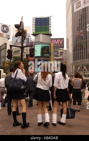 Giapponese studentesse in gonne corte in Shibuya Tokyo Giappone Foto Stock