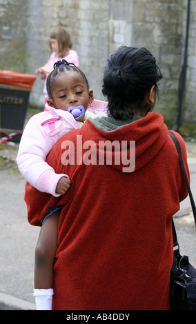 Stanco bambino trasportato Foto Stock