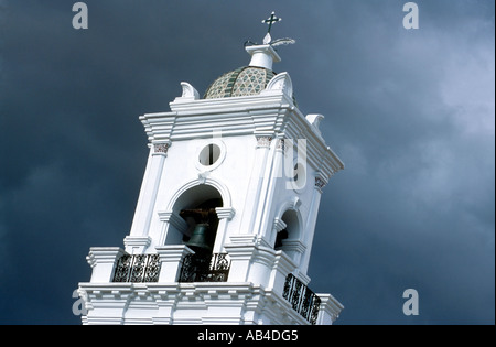 Una chiesa cattolica campanile nei pressi della piazza principale (Central Park) in Antigua contro il grigio scuro nuvole. Foto Stock