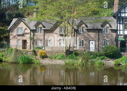 Abbassare la diga ed il Waterside cottages nello storico villaggio di Lymm nel Cheshire Foto Stock