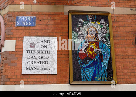 Mosaici realizzati da piastrelle di ceramica sulla parete del Afflecks Palace in Manchester Foto Stock