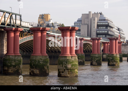 Ponte di vuoto pontili tra due ponti sul fiume Tamigi a Londra, Inghilterra, l'Europa. Foto Stock