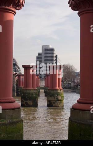 Ponte di vuoto pontili tra due ponti sul fiume Tamigi a Londra, Inghilterra, l'Europa. Foto Stock