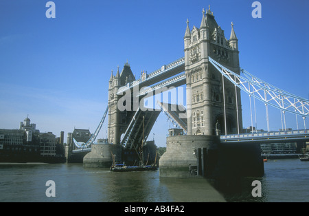 Il Tower Bridge di Londra apre vecchia nave palo alto sail St Katherine s Dock Londra England Regno Unito Regno Unito GB Europa Foto Stock