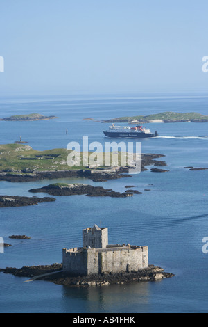 Caledonian macbrayne traghetto mv clansman uscire castlebay con il castello di kisimul Isle of Barra Scozia giugno 2007 Foto Stock