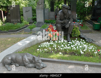 Tomba del circus clown Yuri Nikulin, il cimitero di Novodevichy, Mosca Foto Stock