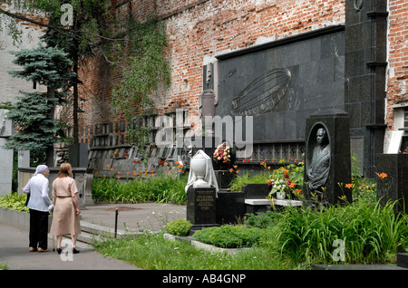 Due donne nel cimitero di Novodevichy, Mosca Foto Stock