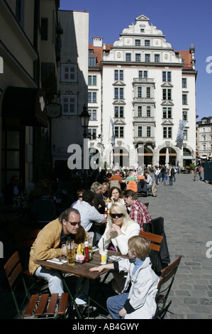 La gente seduta al di fuori di un ristorante al Platzl di fronte Orlandohaus a Monaco di Baviera. Foto Stock