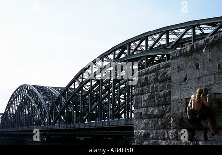 Urban sport estremi scalatore, ponte di Hohenzollern, Colonia, Germania. Foto Stock