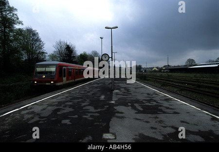 Le ferrovie tedesche servizio locale da Solingen a Wuppertal (RB47) arriva a Remscheid, Nord Reno-Westfalia, Germania Foto Stock