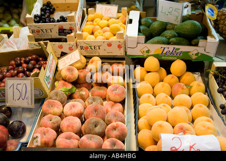 Frutta e verdura per la vendita sul mercato Ayamonte Spagna meridionale Foto Stock