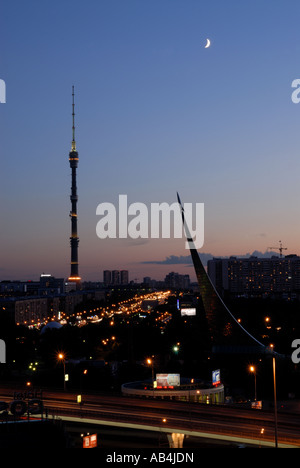 Spazio obelisco, Kuskovo Torre TV di notte, Mosca Foto Stock